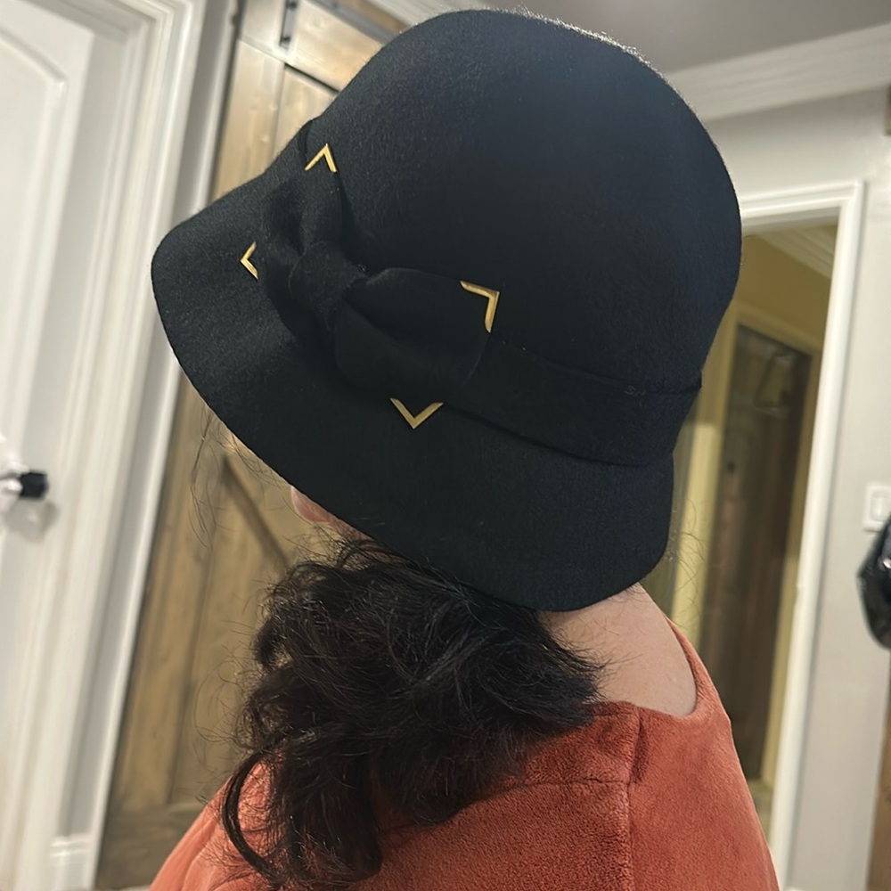 Wool black hat in excellent condition, with a  pretty bow design.